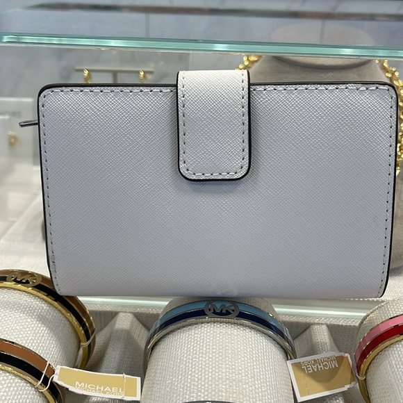 Michael Kors Medium Saffiano Leather Bifold Wallet
Optic White
NWT - Picture 5 of 16